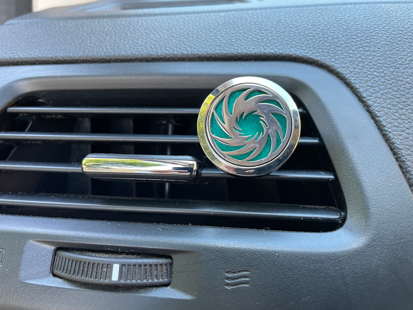 Car Diffuser with 1 tiny bottle of Calm and 1 tiny bottle of Energy and 10 pads